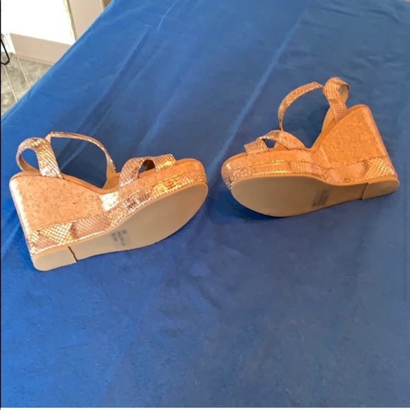 Very volatile gold snakeskin platform wedges - Picture 5 of 9